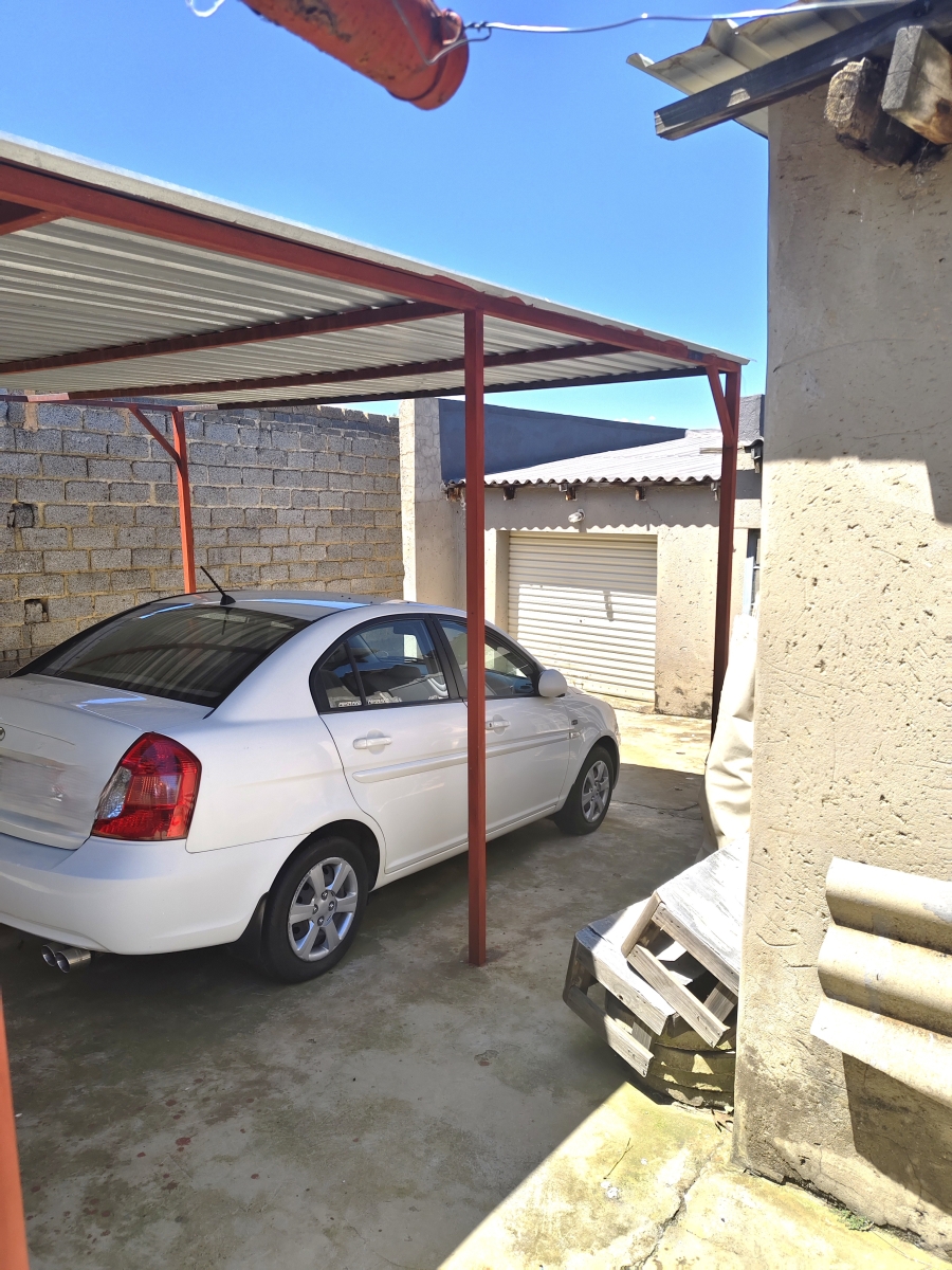 5 Bedroom Property for Sale in Umfuyaneni Gauteng
