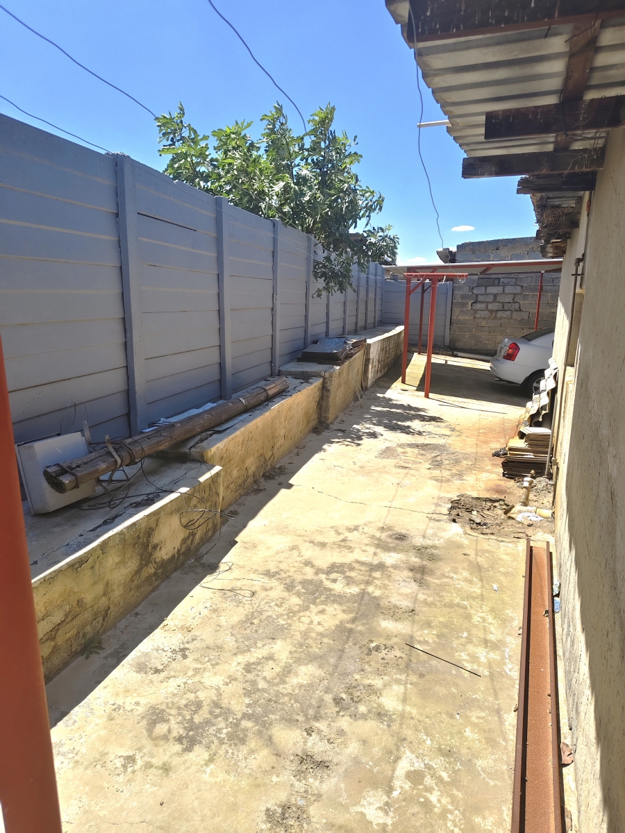 5 Bedroom Property for Sale in Umfuyaneni Gauteng