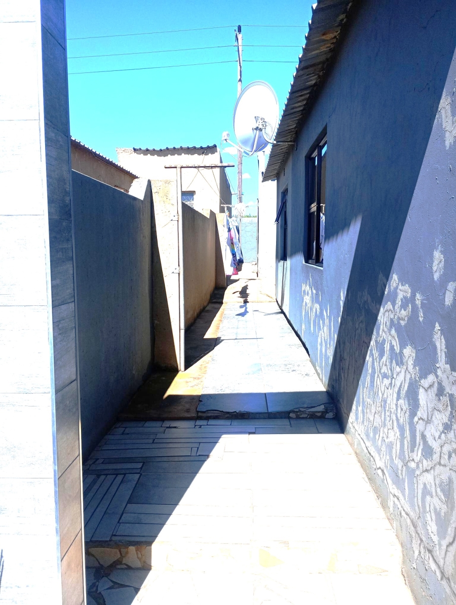 2 Bedroom Property for Sale in Zonkezizwe Gauteng