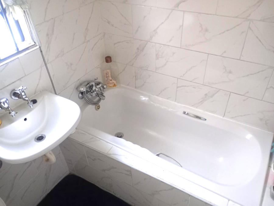 2 Bedroom Property for Sale in Zonkezizwe Gauteng