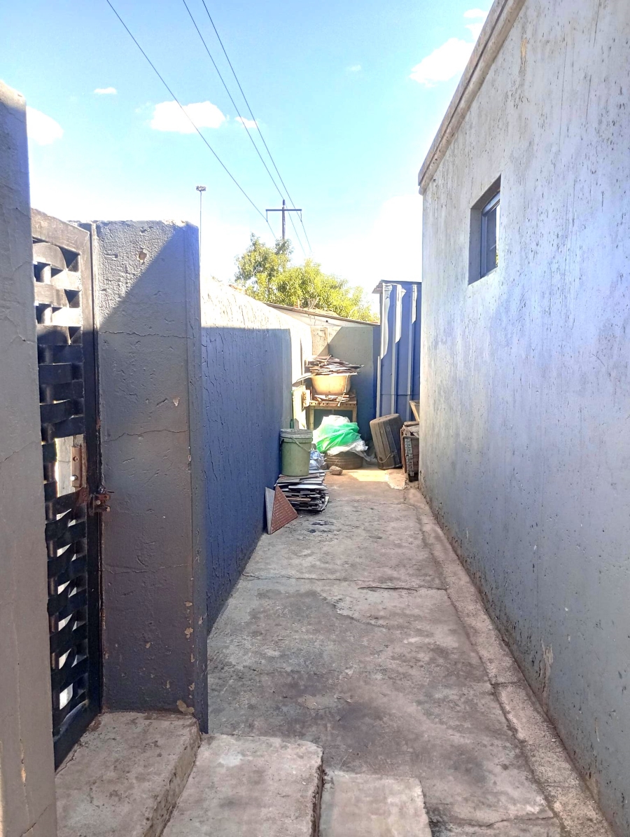 2 Bedroom Property for Sale in Zonkezizwe Gauteng