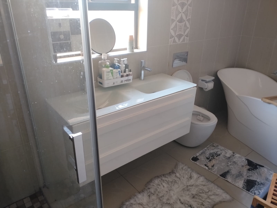 4 Bedroom Property for Sale in Meredale Gauteng