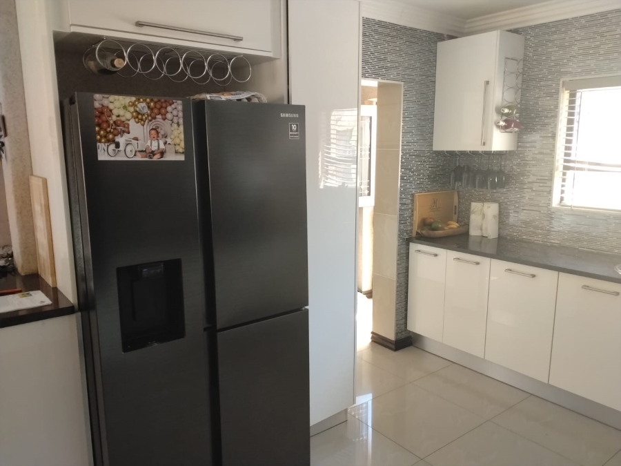 4 Bedroom Property for Sale in Meredale Gauteng