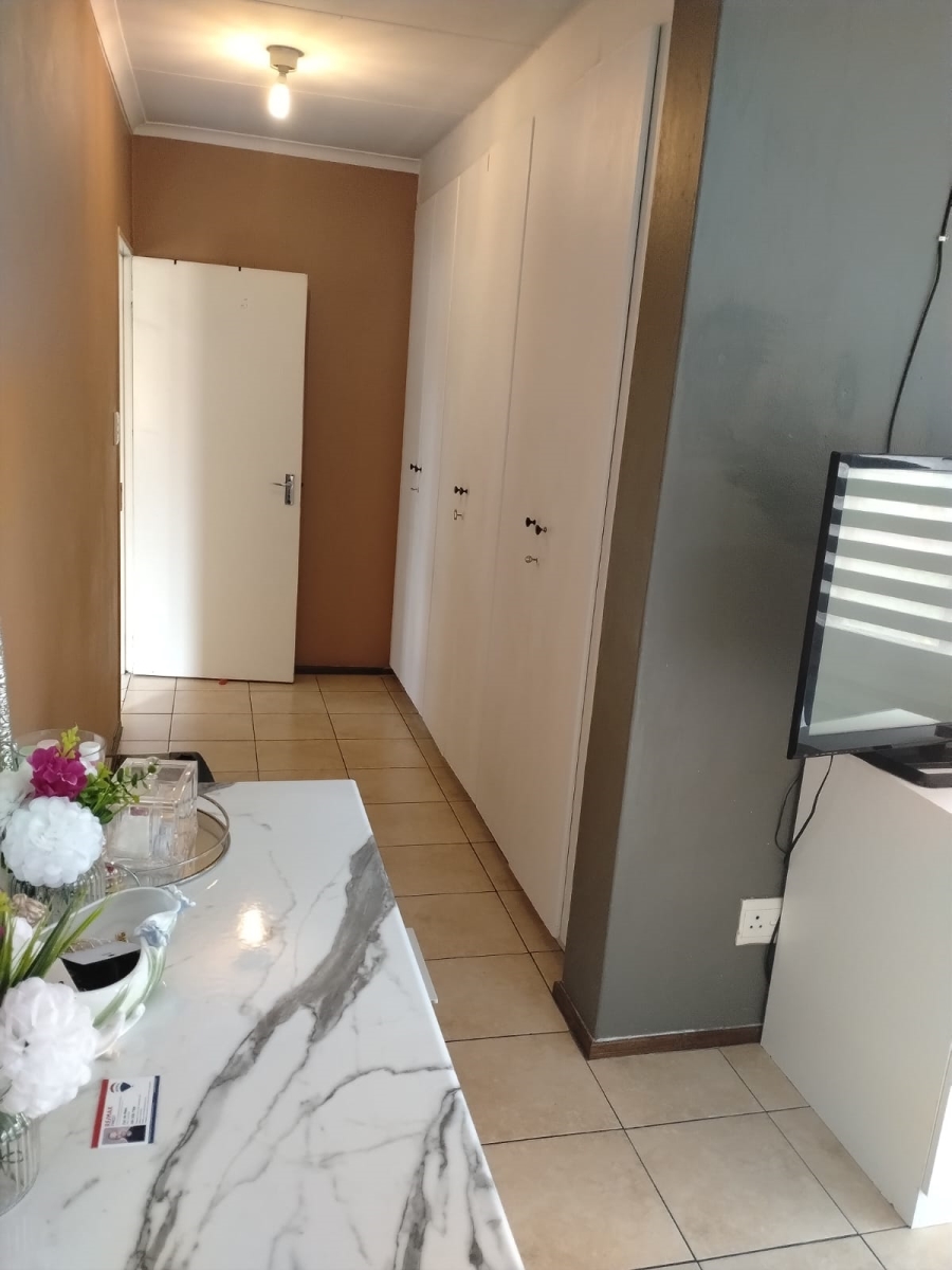 2 Bedroom Property for Sale in Mondeor Gauteng