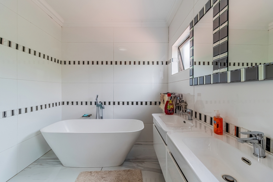 5 Bedroom Property for Sale in Ruimsig Country Estate Gauteng