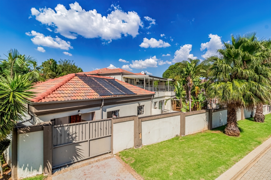 5 Bedroom Property for Sale in Ruimsig Country Estate Gauteng