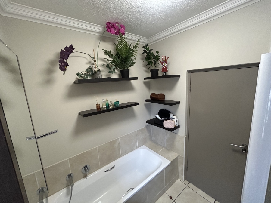 To Let 2 Bedroom Property for Rent in Bryanston East Gauteng