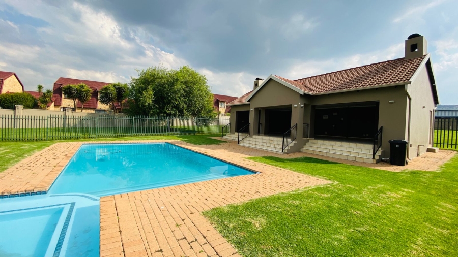 To Let 1 Bedroom Property for Rent in Ruimsig Gauteng