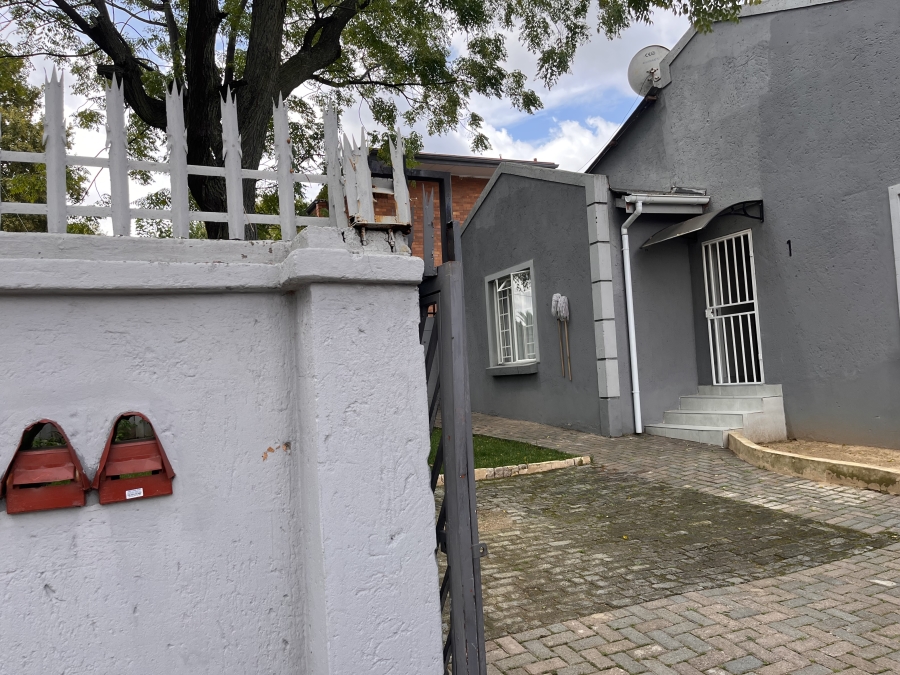 2 Bedroom Property for Sale in Florida Lake Gauteng