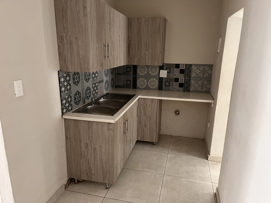 To Let 2 Bedroom Property for Rent in Florida Lake Gauteng