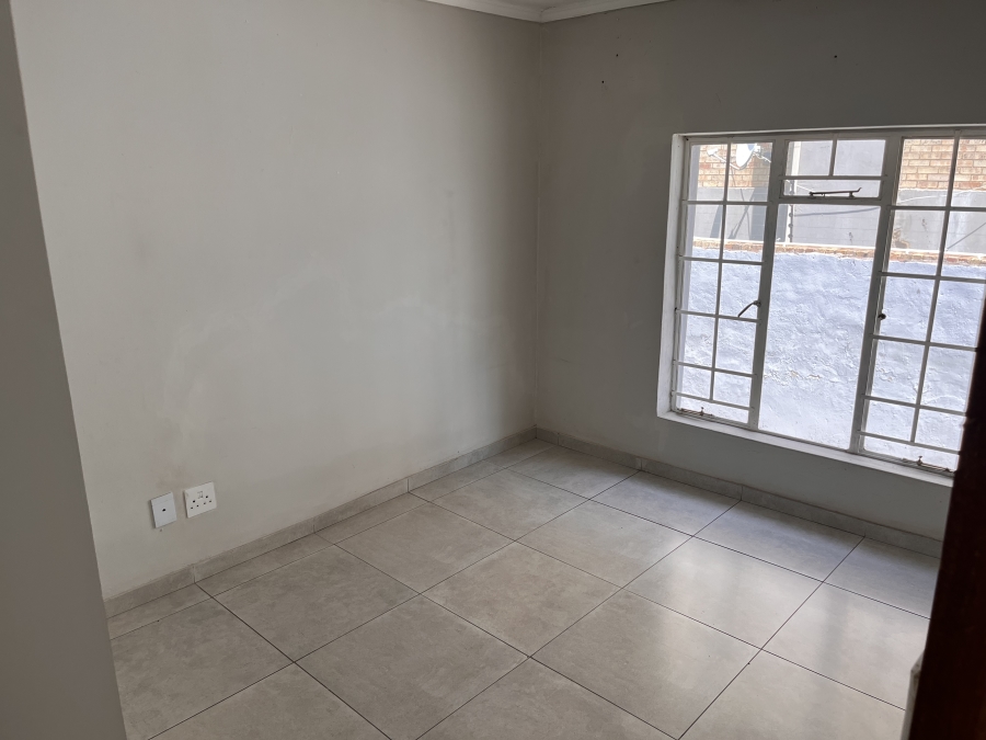 To Let 2 Bedroom Property for Rent in Florida Lake Gauteng