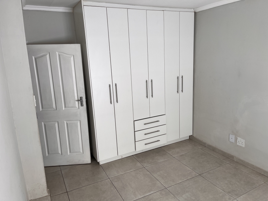 To Let 2 Bedroom Property for Rent in Florida Lake Gauteng