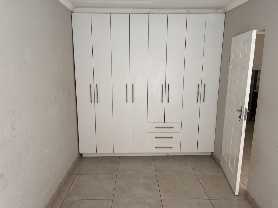 To Let 2 Bedroom Property for Rent in Florida Lake Gauteng