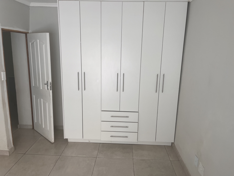 To Let 2 Bedroom Property for Rent in Florida Lake Gauteng