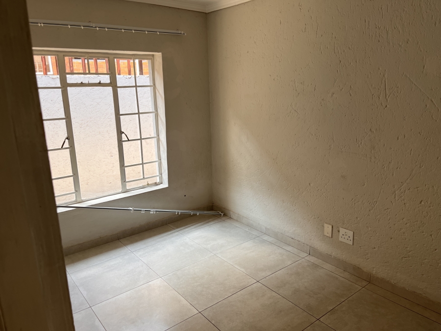 To Let 2 Bedroom Property for Rent in Florida Lake Gauteng