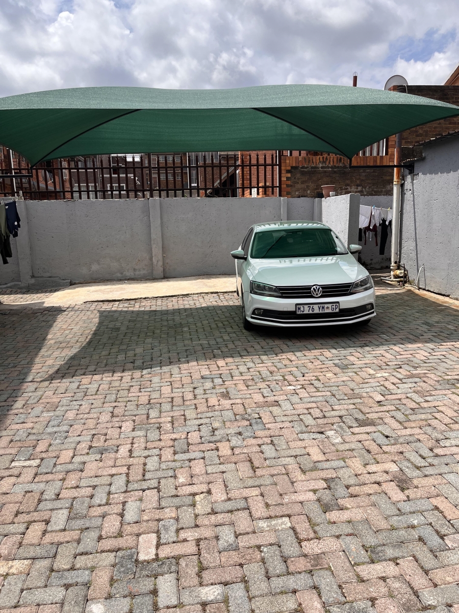 To Let 2 Bedroom Property for Rent in Florida Lake Gauteng