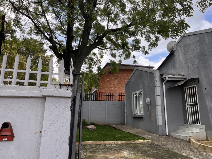 To Let 2 Bedroom Property for Rent in Florida Lake Gauteng