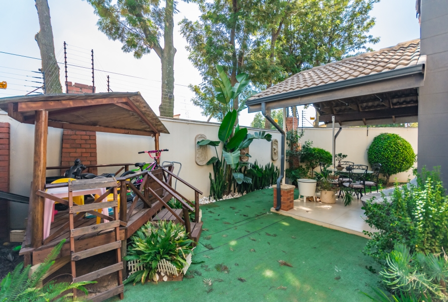 3 Bedroom Property for Sale in Crowthorne AH Gauteng