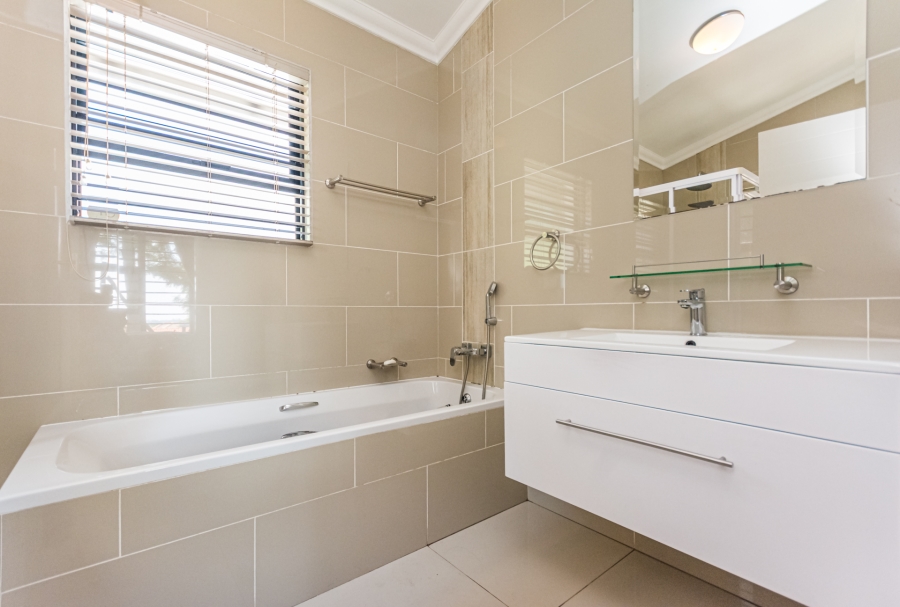 3 Bedroom Property for Sale in Crowthorne AH Gauteng