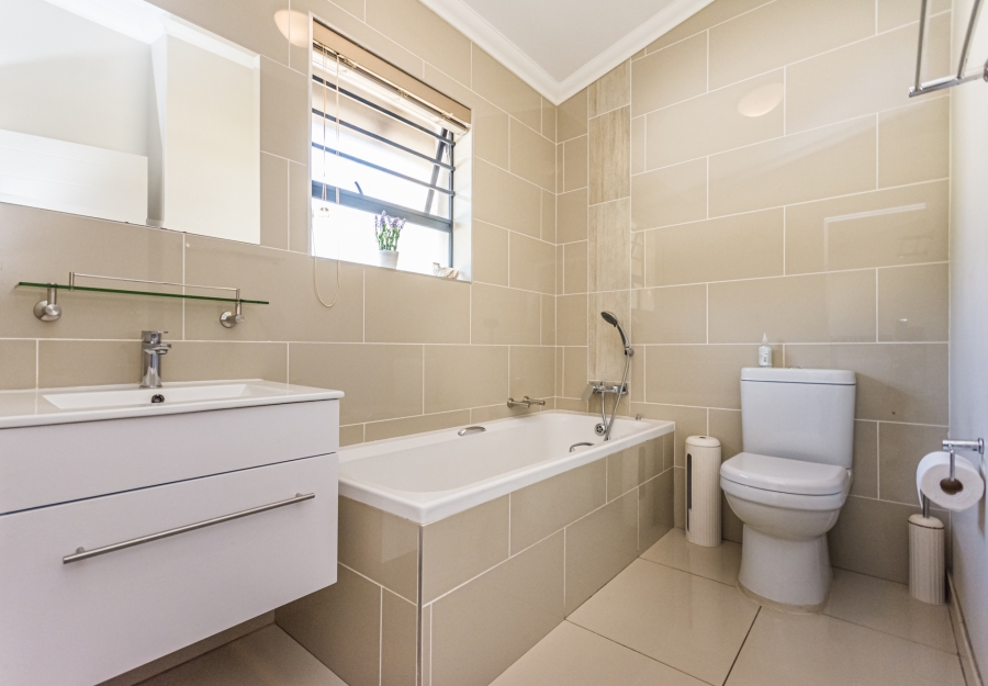 3 Bedroom Property for Sale in Crowthorne AH Gauteng