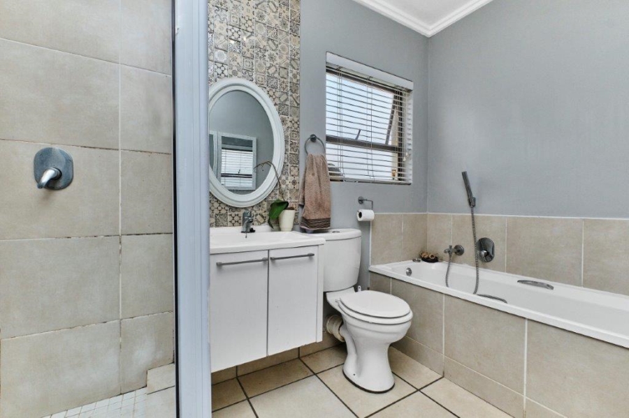 1 Bedroom Property for Sale in Bryanston Gauteng