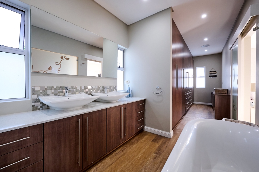 4 Bedroom Property for Sale in Waterfall Country Village Gauteng