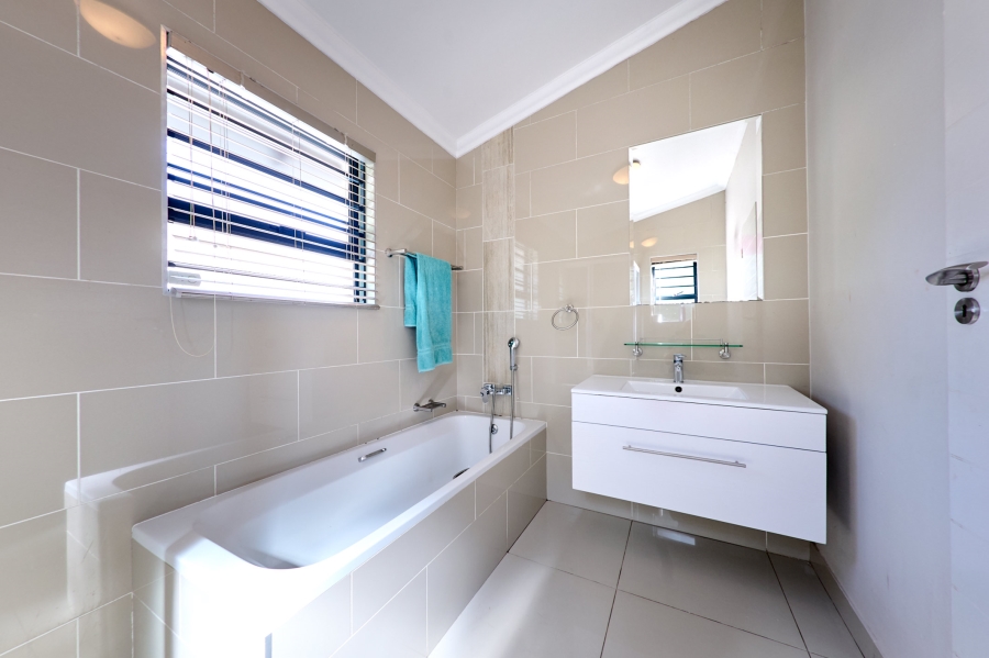 3 Bedroom Property for Sale in Crowthorne AH Gauteng