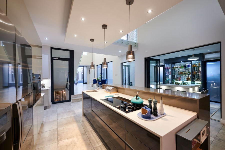 5 Bedroom Property for Sale in Waterfall Country Village Gauteng