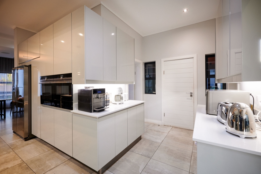 5 Bedroom Property for Sale in Waterfall Country Village Gauteng