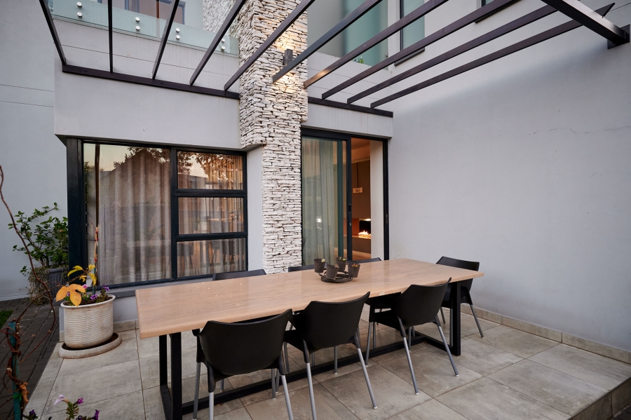 5 Bedroom Property for Sale in Waterfall Country Village Gauteng