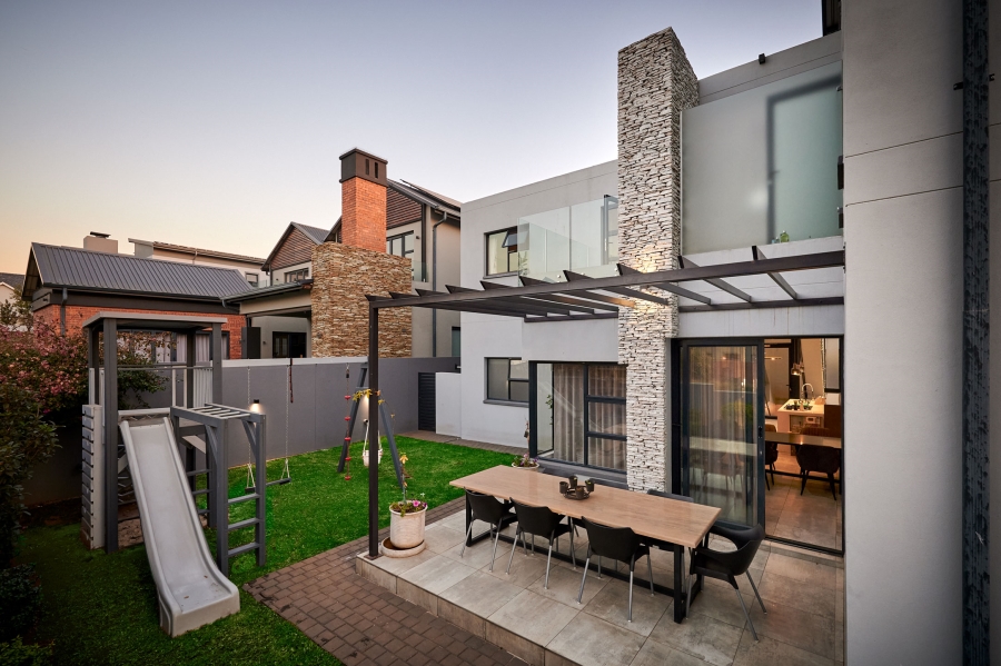 5 Bedroom Property for Sale in Waterfall Country Village Gauteng