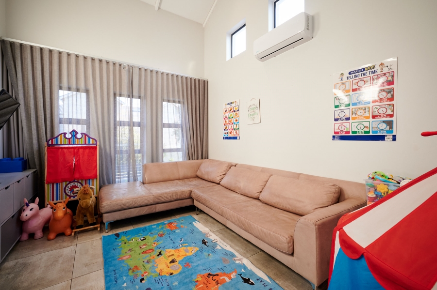 5 Bedroom Property for Sale in Waterfall Country Village Gauteng