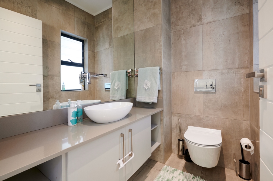 5 Bedroom Property for Sale in Waterfall Country Village Gauteng