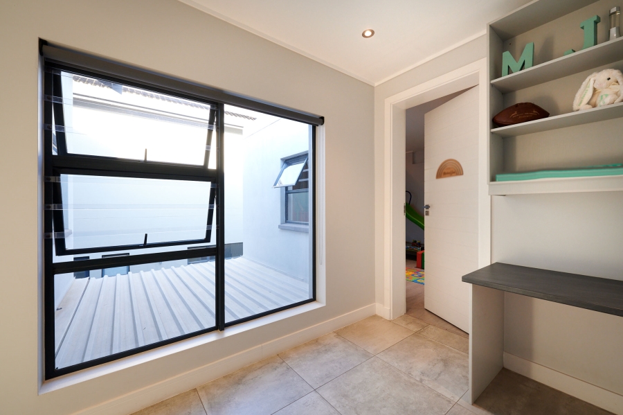 5 Bedroom Property for Sale in Waterfall Country Village Gauteng