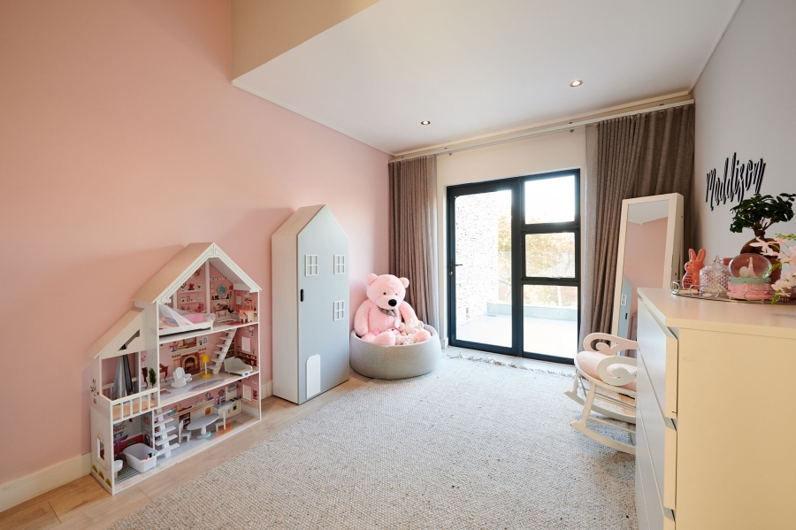 5 Bedroom Property for Sale in Waterfall Country Village Gauteng