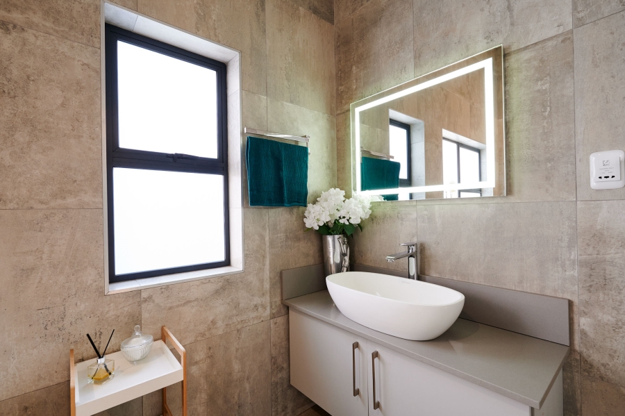 5 Bedroom Property for Sale in Waterfall Country Village Gauteng