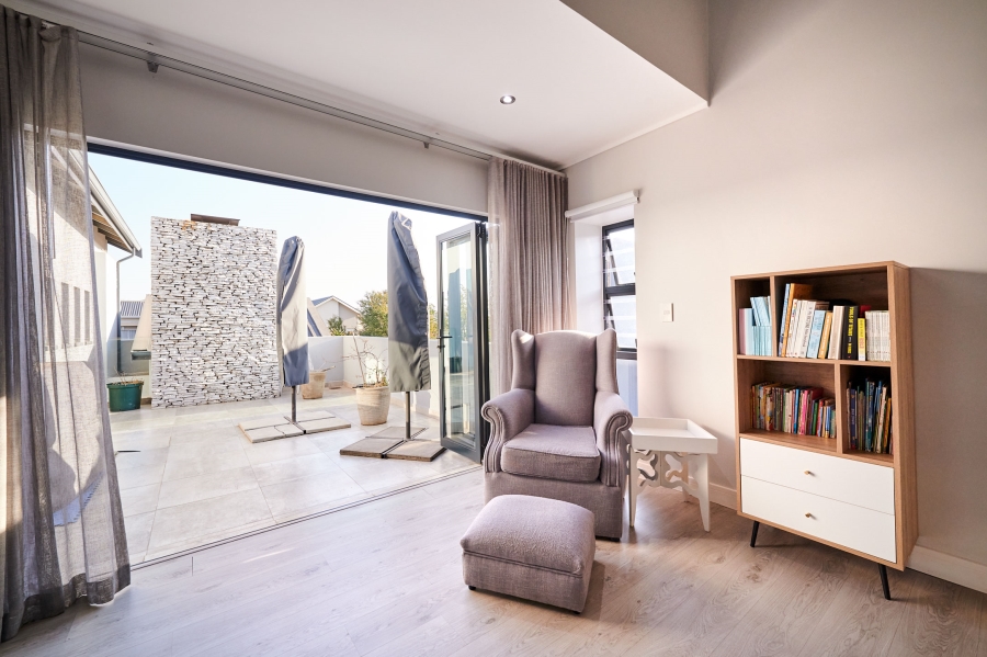 5 Bedroom Property for Sale in Waterfall Country Village Gauteng