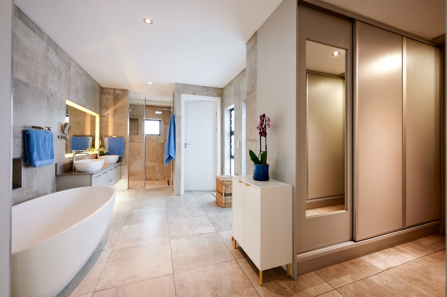 5 Bedroom Property for Sale in Waterfall Country Village Gauteng