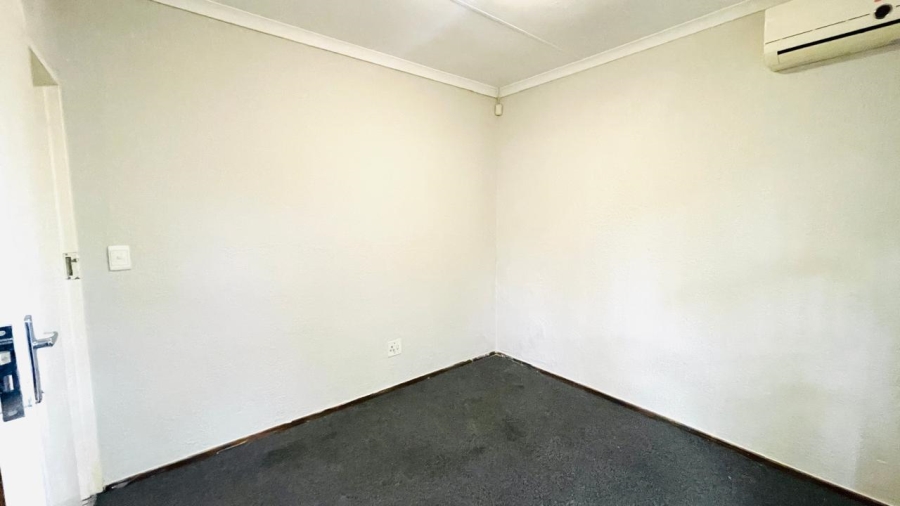 3 Bedroom Property for Sale in Fontainebleau Gauteng