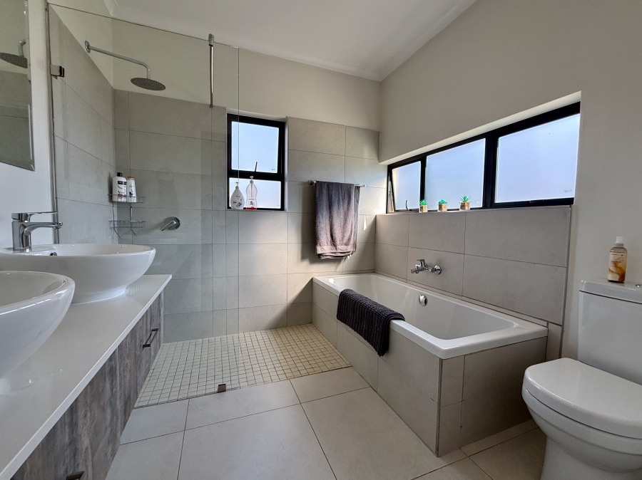 2 Bedroom Property for Sale in The Retreat Gauteng