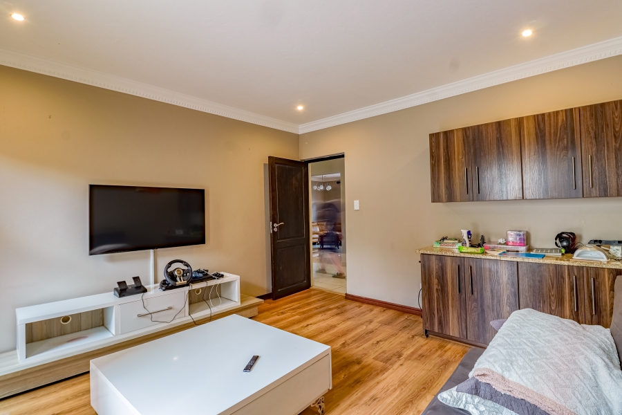 5 Bedroom Property for Sale in Willow Acres Gauteng