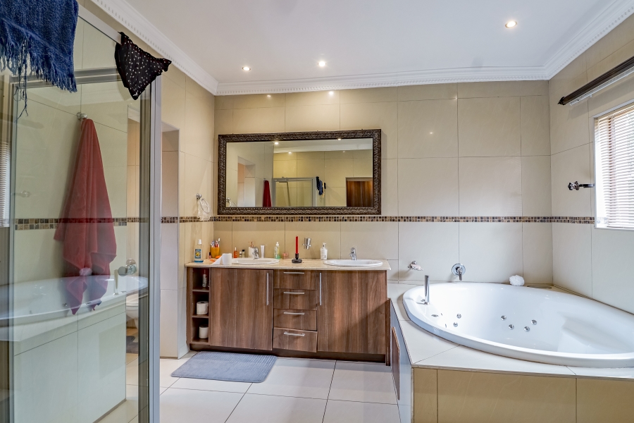 5 Bedroom Property for Sale in Willow Acres Gauteng