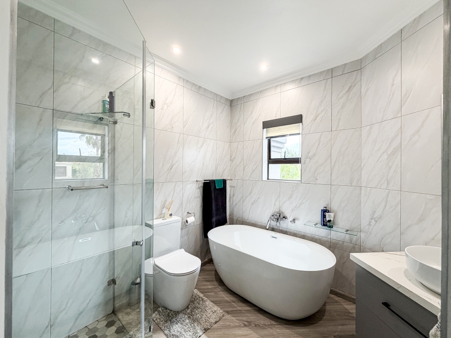 To Let 5 Bedroom Property for Rent in Silver Lakes Golf Estate Gauteng