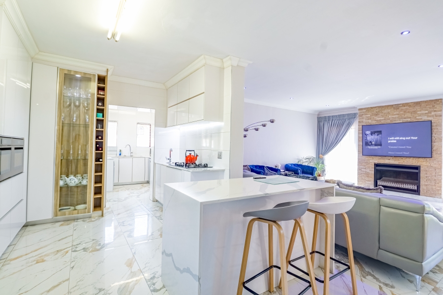 4 Bedroom Property for Sale in Silver Lakes Golf Estate Gauteng