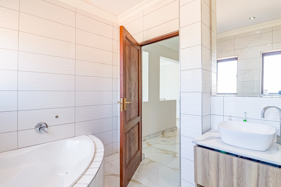 4 Bedroom Property for Sale in Silver Lakes Golf Estate Gauteng