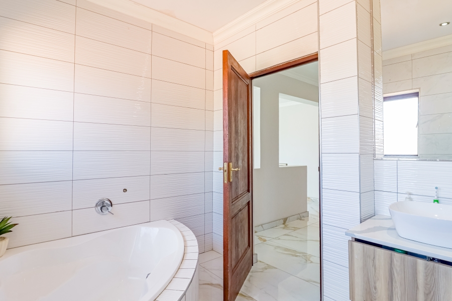 4 Bedroom Property for Sale in Silver Lakes Golf Estate Gauteng