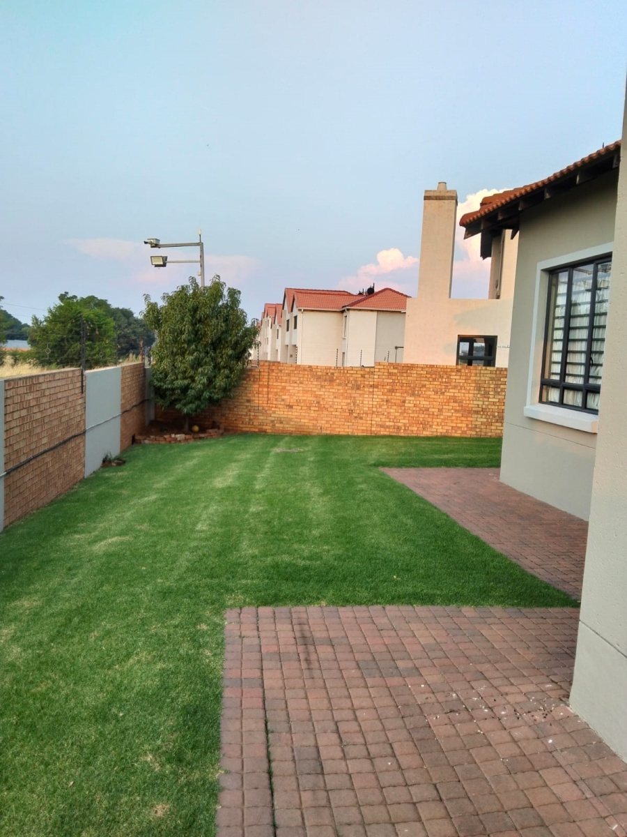 3 Bedroom Property for Sale in Monavoni Gauteng