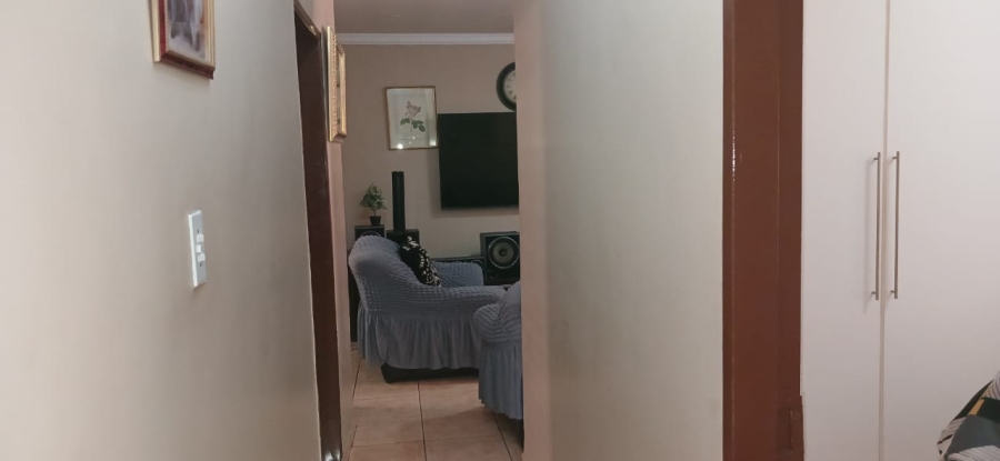 11 Bedroom Property for Sale in Clayville Gauteng