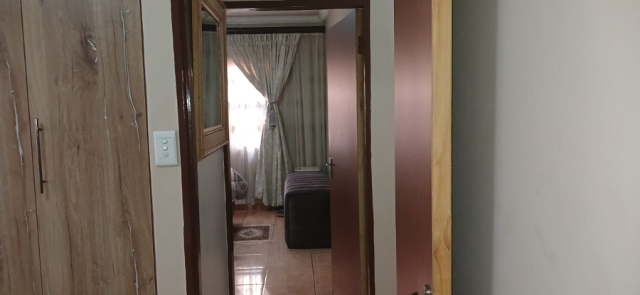 11 Bedroom Property for Sale in Clayville Gauteng