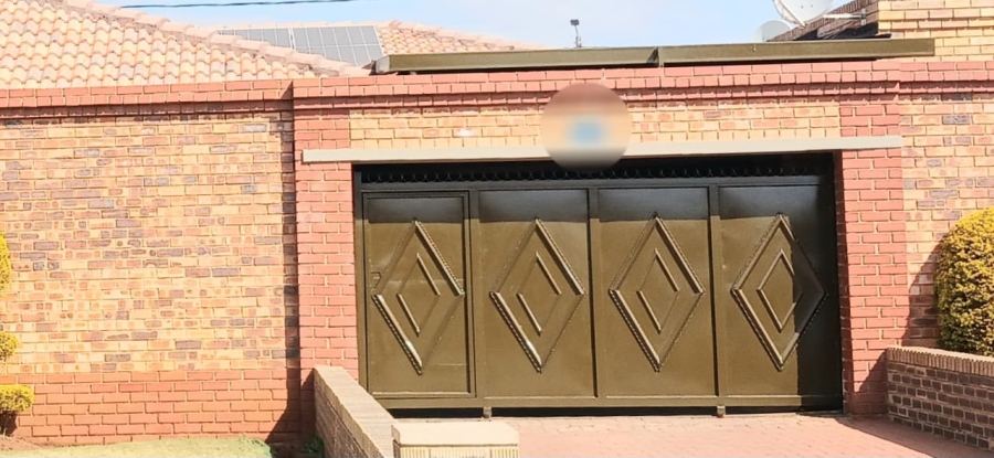 11 Bedroom Property for Sale in Clayville Gauteng